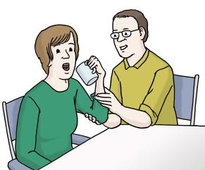 Die Bewohner werden von Mitarbeitern unterstützt.